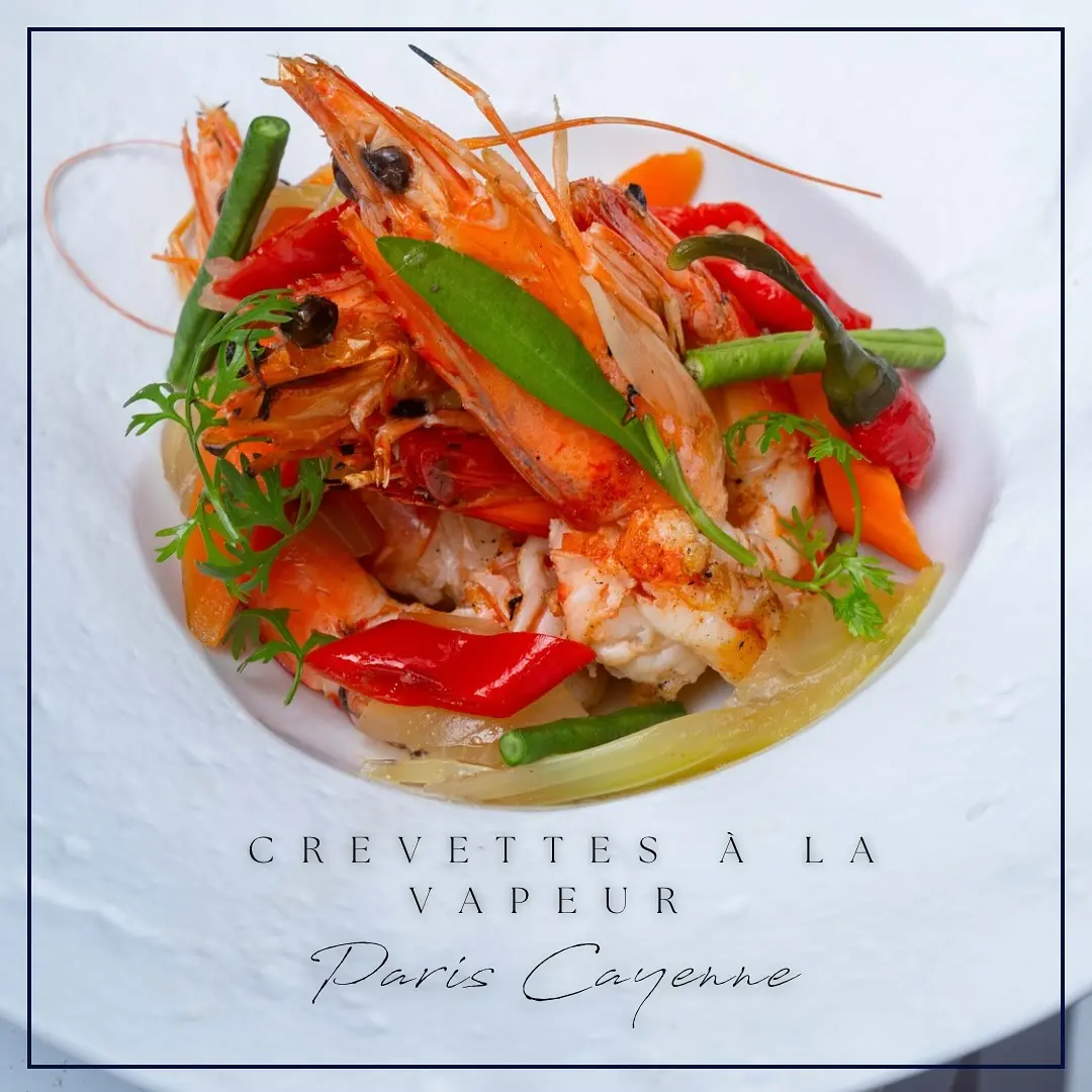 Crevettes délicatement cuites à la vapeur, relevées par les saveurs subtiles des épices locales.