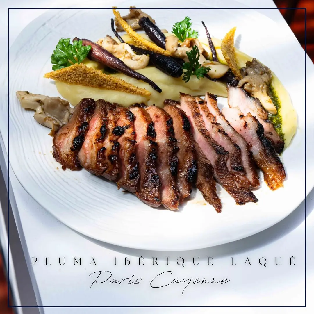 Pluma ibérique fondante, laquée d’une sauce légèrement caramélisée aux notes gourmandes.